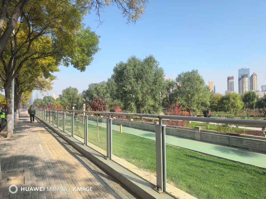 颜值与实力并存：透视玻璃防洪墙，如何成为城市御洪的“隐形卫士”？