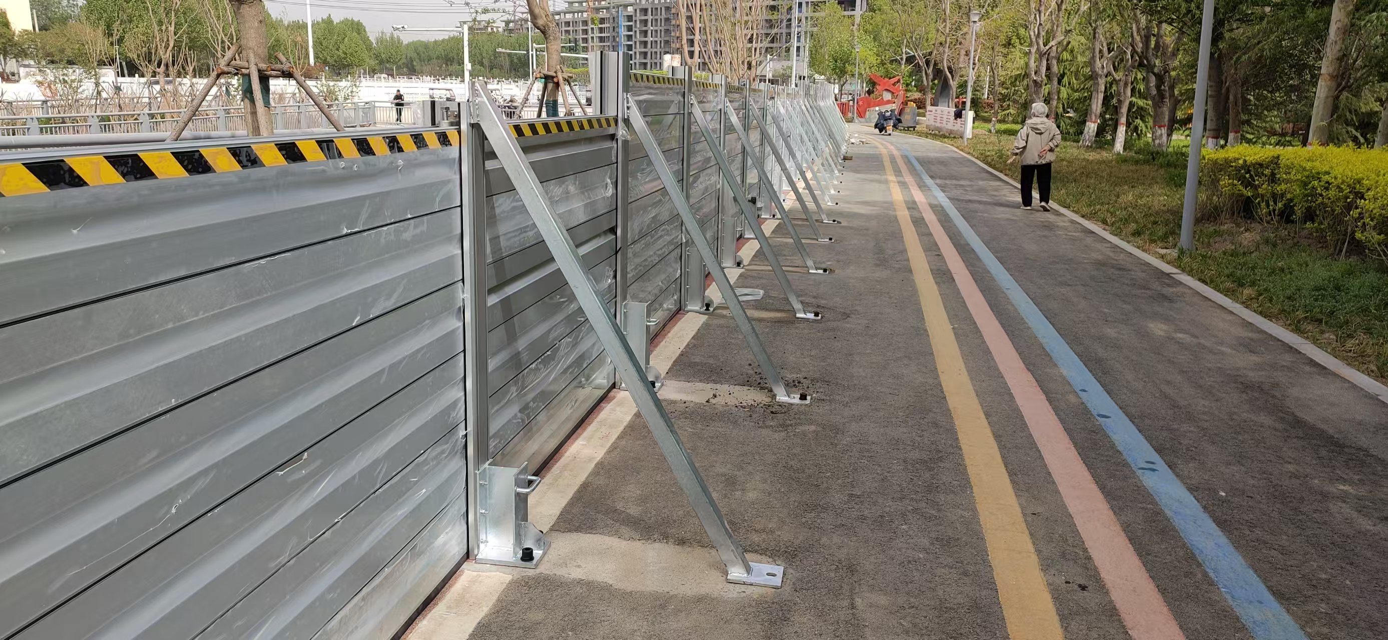 从“被动抢险”到“主动防御”：铝合金防洪挡水墙为淇县城市滨水区穿上“金甲”